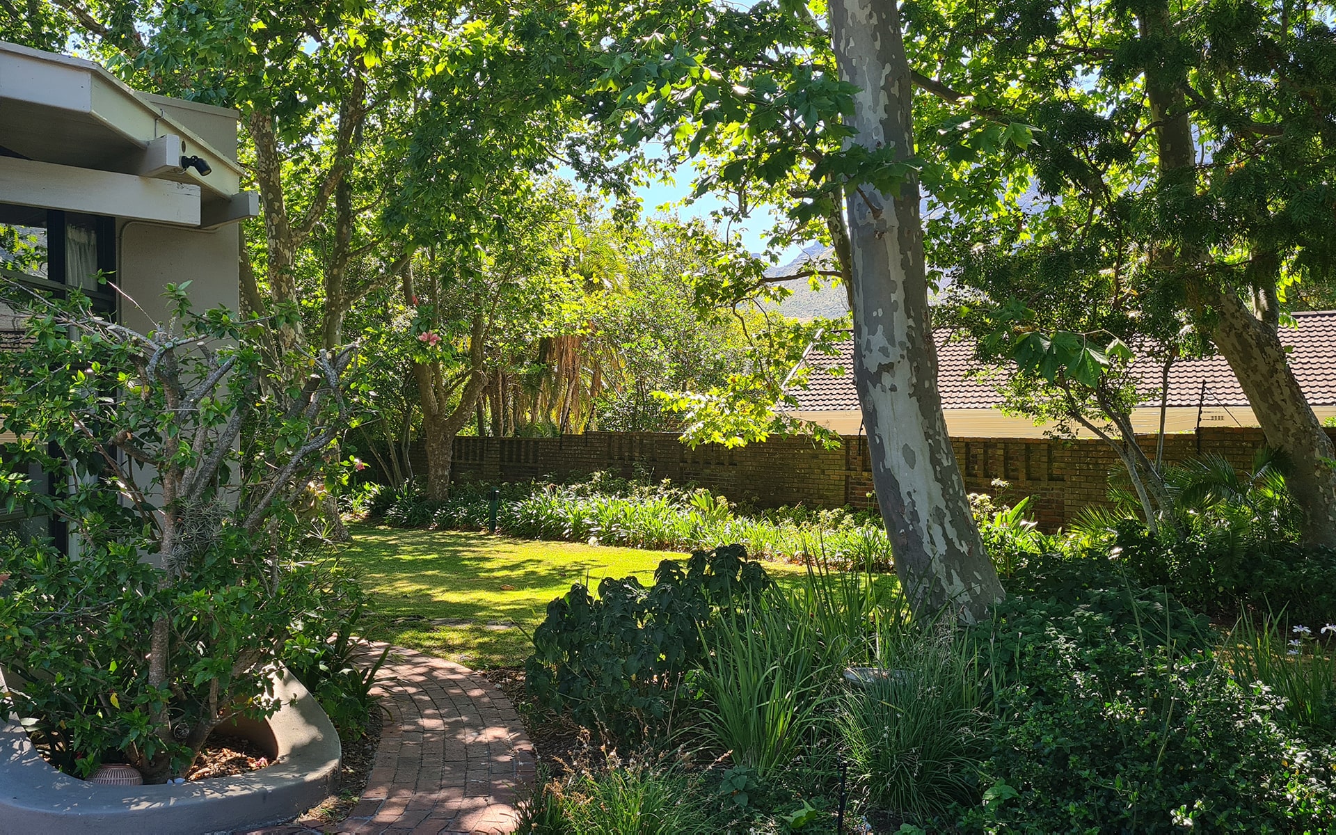 Child friendly Airbnb garden cottage with large patio in Hout Bay