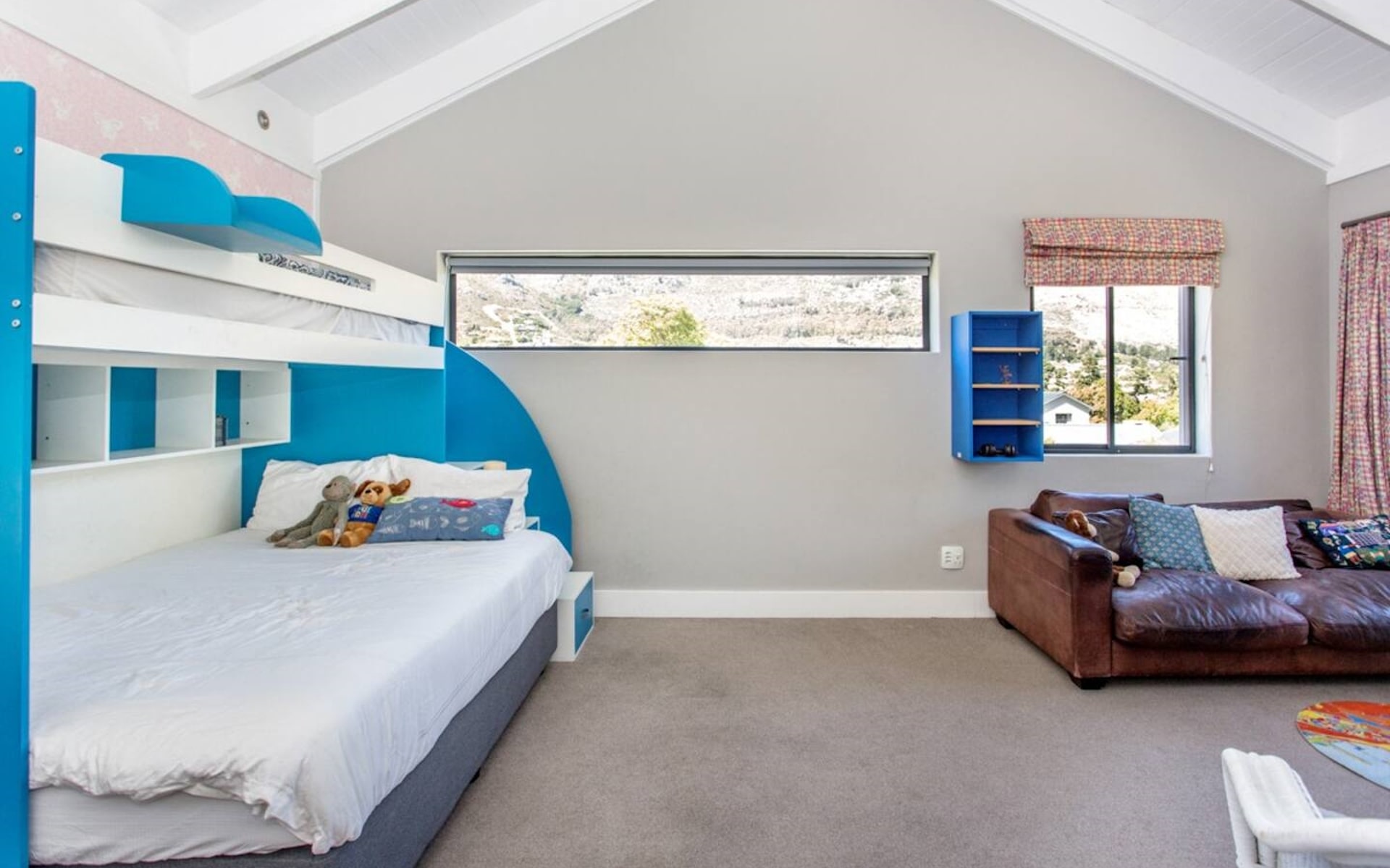 Luxury family home rental in Hout Bay with spacious kids rooms