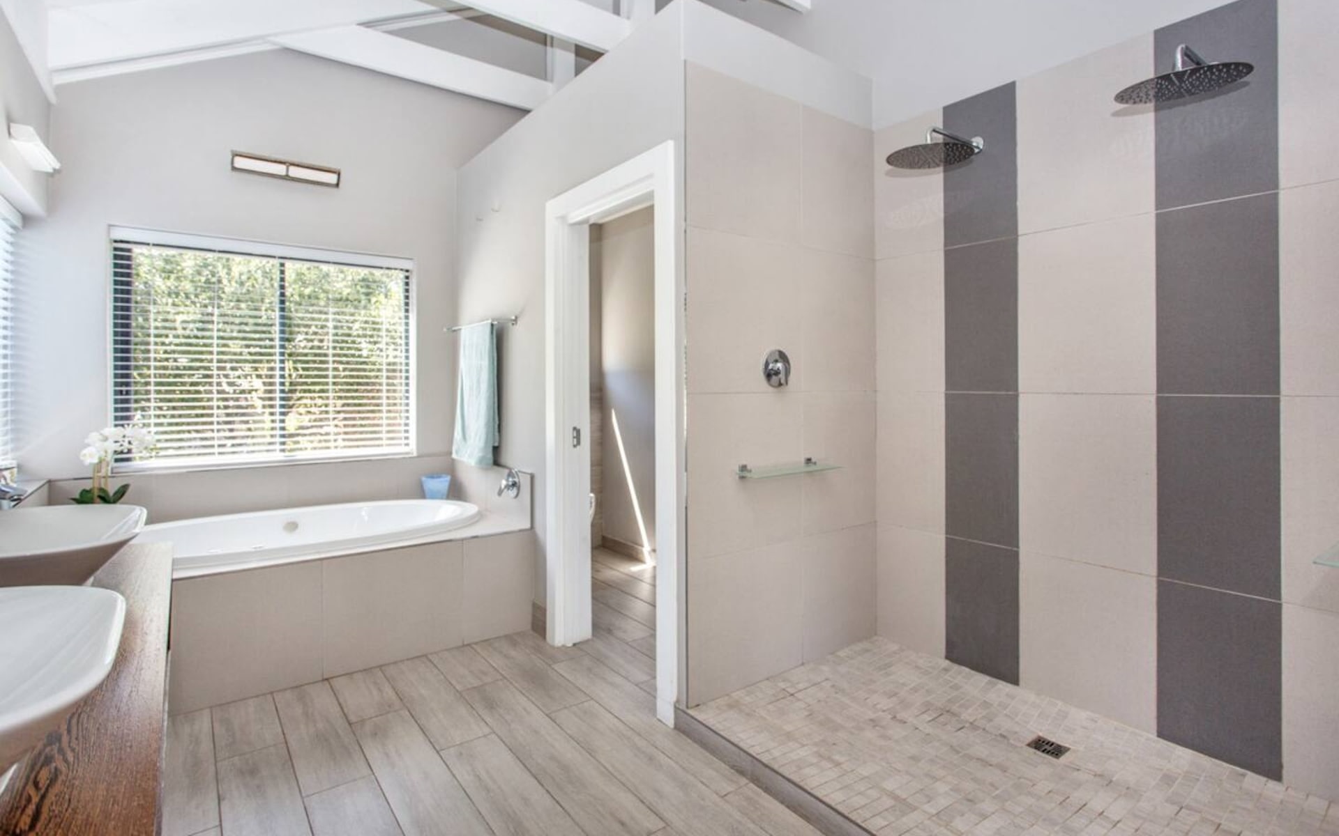 Luxury family home rental in Hout Bay with double shower
